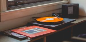 音楽スーパーファンが本当に買いたいグッズは? 若年層はTシャツ以外を好む – ファンの購入行動をMIDiA Researchが調査